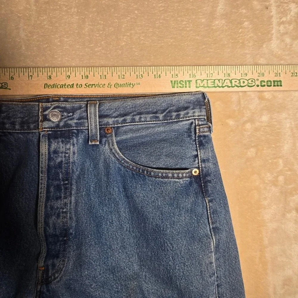 Vintage Levis 501 Mens Jeans 33x31 Medium Wash Button Fly Made in USA Denim 1092